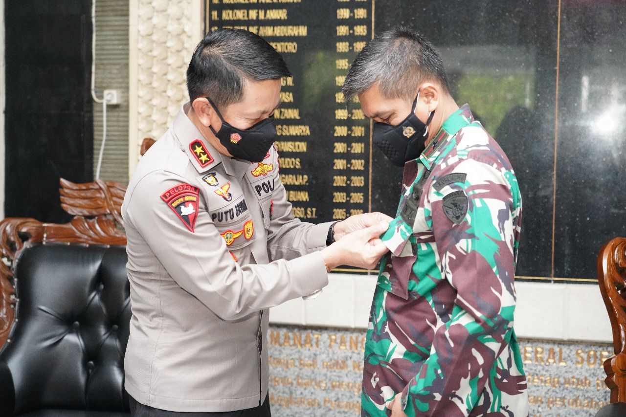 podiumnews.com-Pin Emas dari Kapolri untuk Danrem 163 Wira Satya